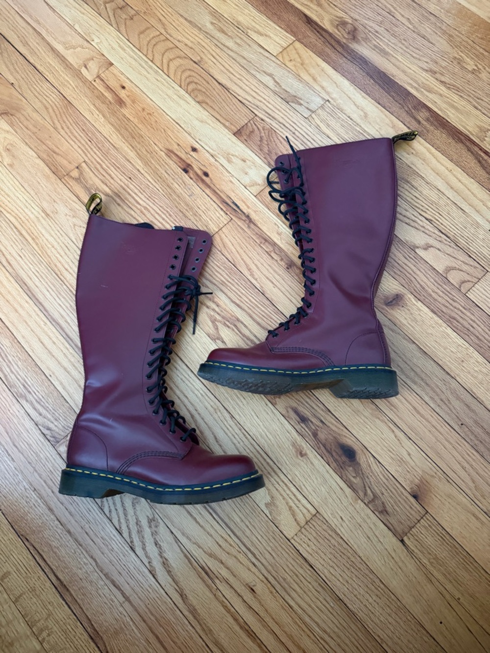 Dr. Martens 1B60 20-eye knee-high boots cherry smooth Sz 9 Tall Lace Vintage
